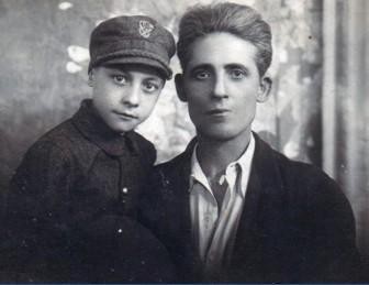 Umbertino e il padre, in una foto del 1942 - WOODNS
